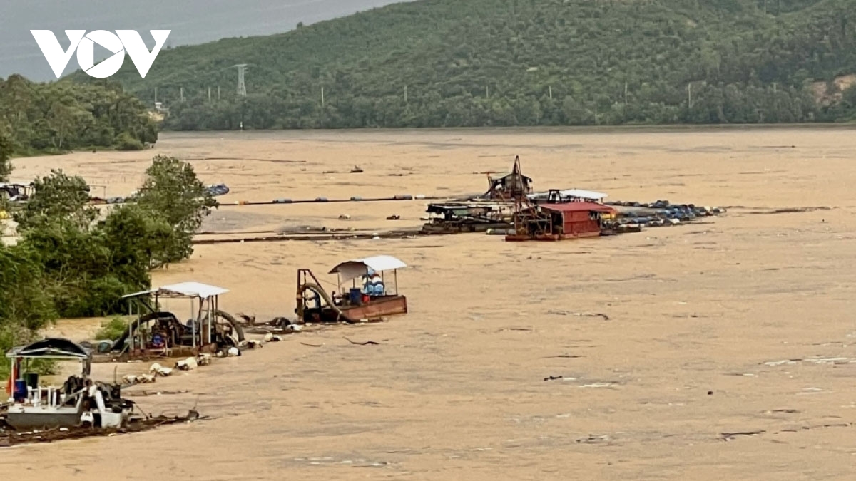 Mountainous areas cut off by flooding in the central region